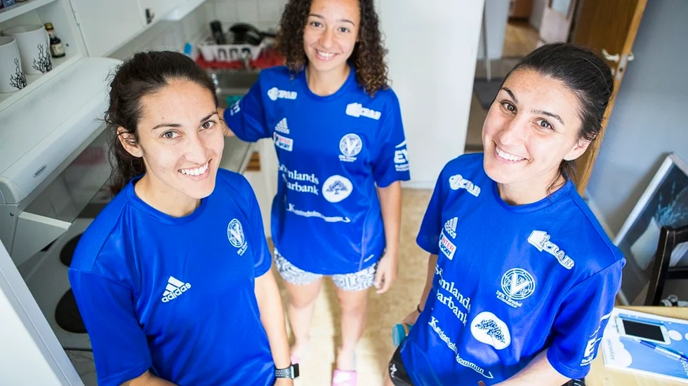 Jackie Altschuld till vänster och Olivia Taylor till höger blev inte långvariga i DFK Värmbol. Nu är det bara Chatham de Prospo (i mitten) som är kvar av den ursprungliga proffstrion.