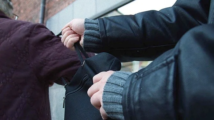 En kvinna utsattes för en väskryckning häromdagen. (Bilden är arrangerad)