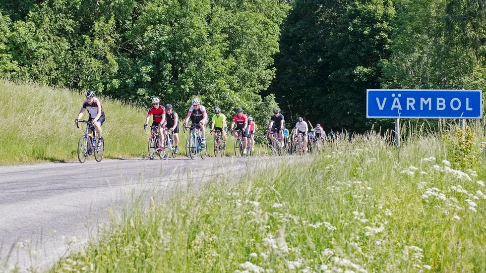 Här kommer det ett gäng cyklister på en väg vid Värmbol.