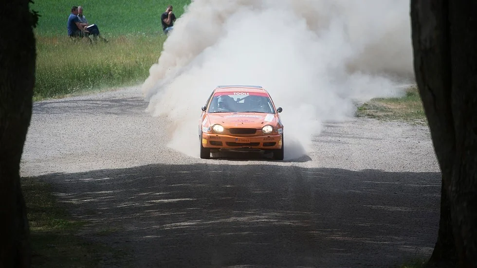 Gästabudstrofén får SM-status nästa år och arrangörsklubben vill få in en del av rallyfesten till Nyköping genom att ha en central servicestation och tävlingscentrum i stan. Här är det Pontus Jakobsson som kommer vid årets rally, vid Frankhyttan. Ett avsnitt som inte kommer att användas just nästa år.