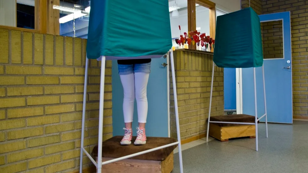 Elever röstar i högre utsträckning på Miljöpartiet och Centern i jämförelse med vuxna.