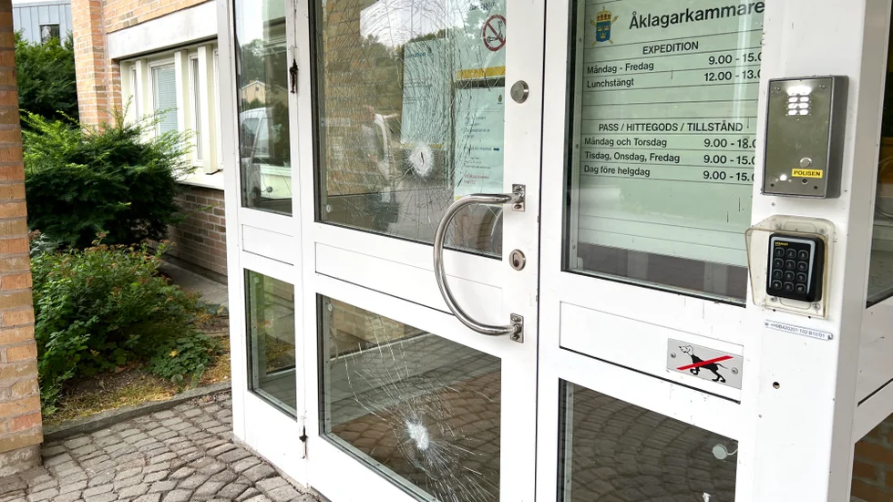 Glasrutorna på dörren var krossad på flera ställen.