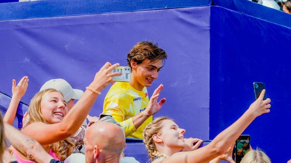 Armand Duplantis fotas med fans på Olympiastadion i München.