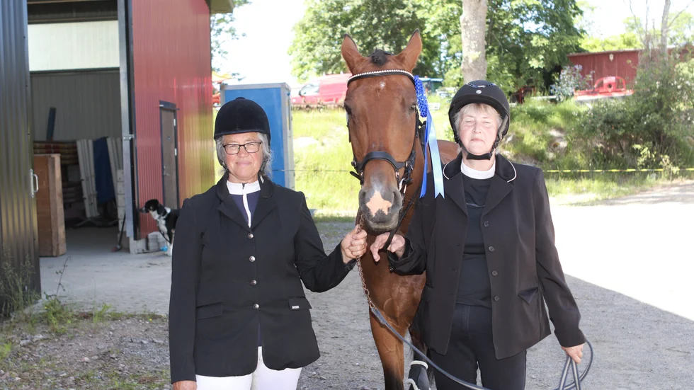 Gun Johansson och Elisabeth Larsson från arragörsklubben deltog i tävlingen på Holmens ridanläggning utanför Katrineholm.