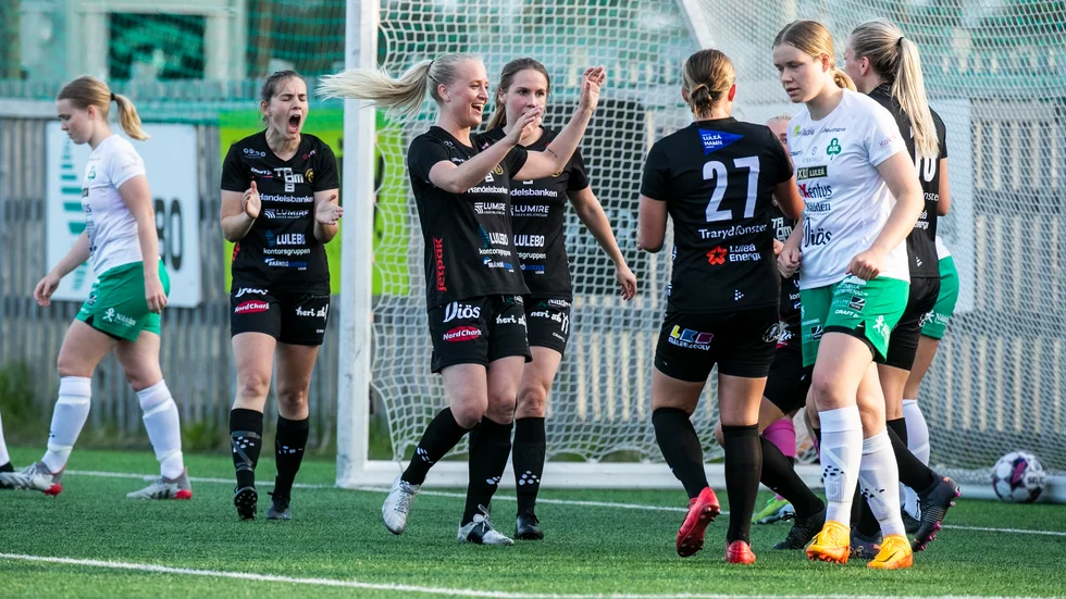 Stort jubel i Notviken när Selma Åström nickat in ledningsbollen i första halvlek.
