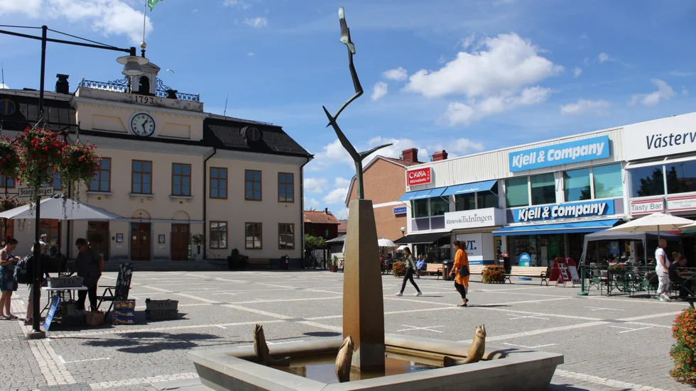 Konstverket "Måsar" ska egentligen kompletteras med pelare, som fiskarna ska stå på och spruta vatten på måsarna.