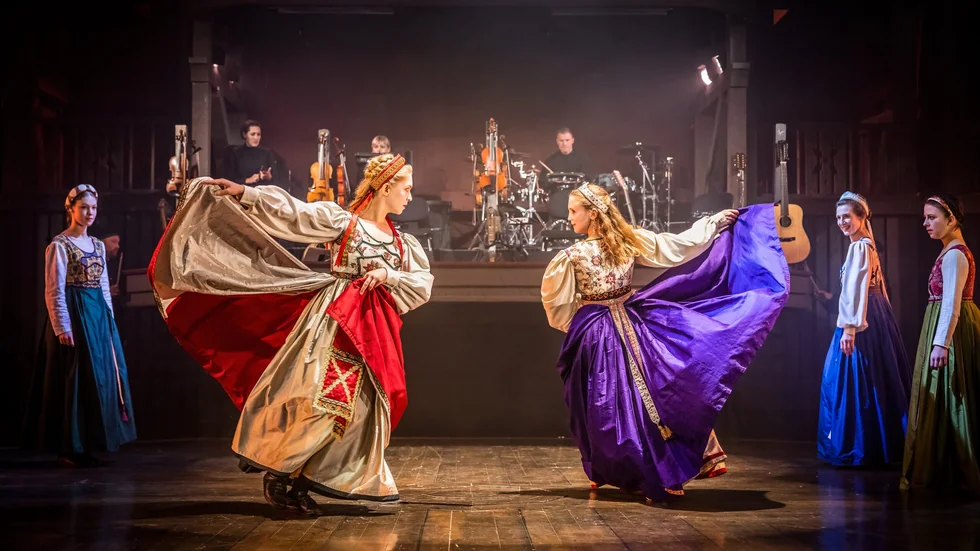 Judit-Maria Schunnesson och Margit Myhr i "En saga om en saga". Pressbild.
