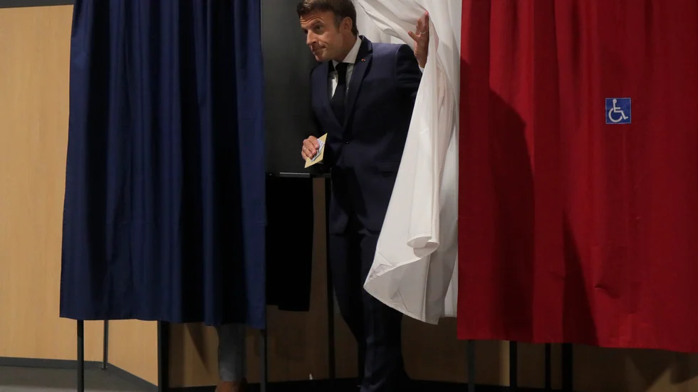 Frankrikes president Emmanuel Macrons allians Tillsammans har även i fortsättningen flest mandat i parlamentet – men långt ifrån egen majoritet.
