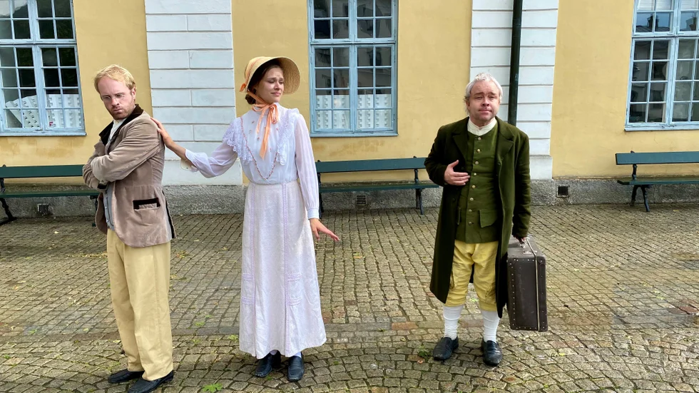 Nyköpingsvandringen utgår från Stora torget. Pontus Weibull Moberger, Moa Rudsäter och Kenneth Bodin utgör ensemblen i årets föreställning, "Kungens lille narr – en apekatt bland krinolinerna".