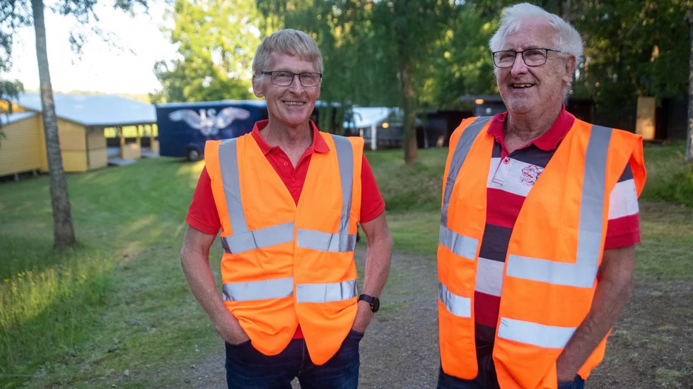 Tvillingbröderna Börje och Bengt Eriksson kunde glädjas åt 853 besökare på Hasselbacken när Lasse Stefanz gästade den nedläggningshotade festplatsen. 
