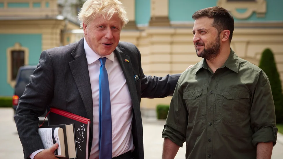 Ukrainas president Volodymyr Zelenskyj och Storbritanniens premiärminister Boris Johnson i Kiev den 17 juni. Arkivbild.