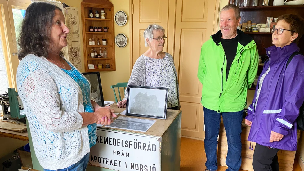 Alva Morén och Lilian Frank tar hand om Lars Andersson och Lisbet Eriksson, som gör sitt första besök på Museum Göta & Verner.