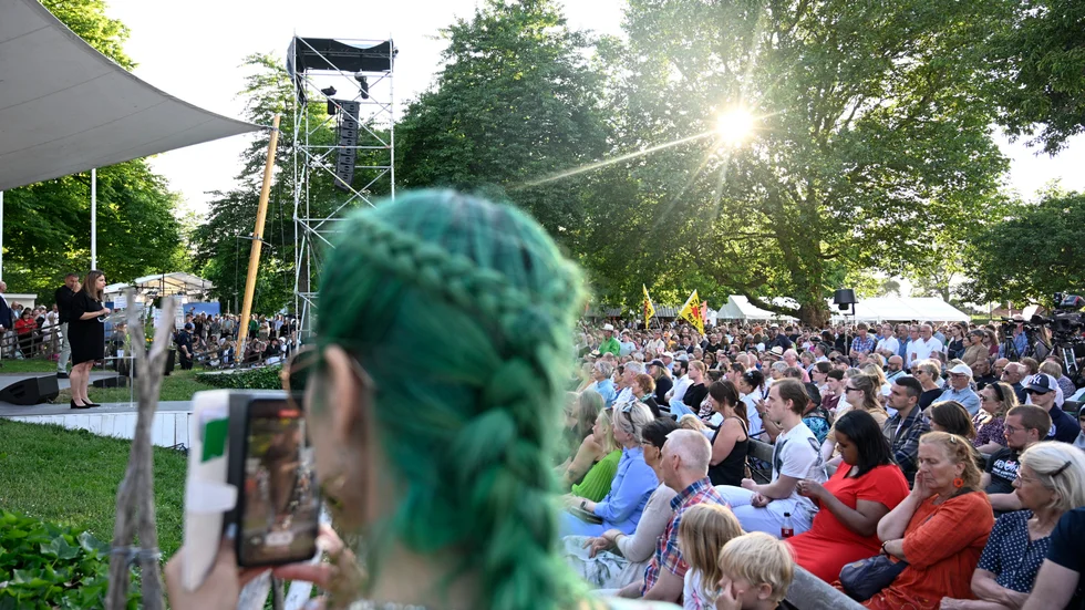 Nooshi Dadgostars ambition att på riktigt utmana S förminskas av att tre vänsterpartistiska riksdagsledamöter poserat med PKK-flaggor i Almedalen, menar skribenten.