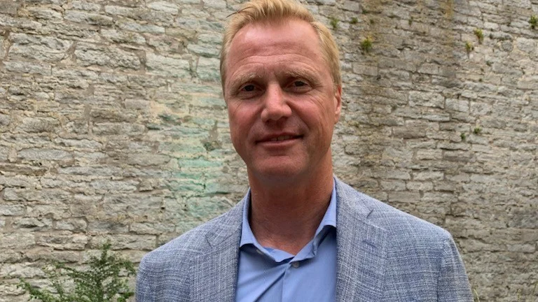 Holmens vd Henrik Sjölund fångad på bild i Visby i början av juli 2022.