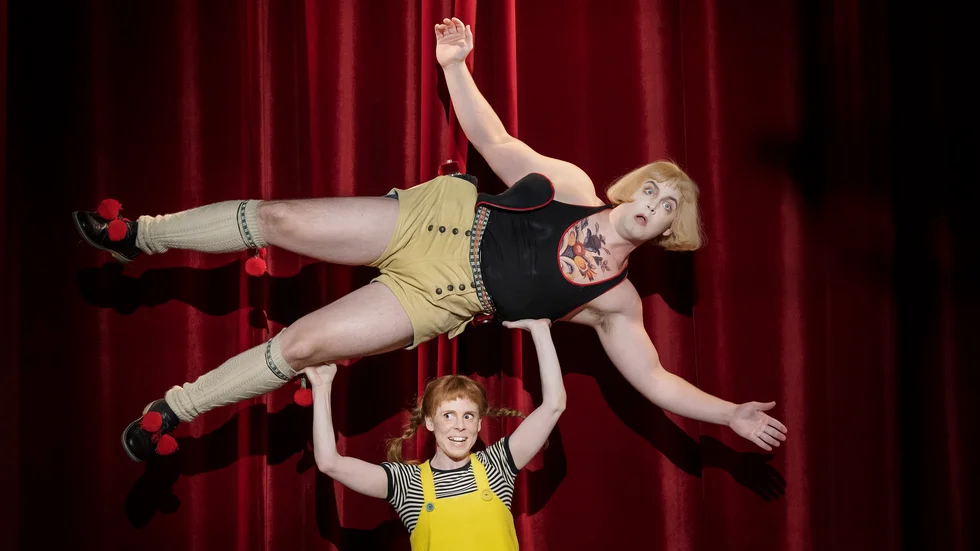 Pippi lyfter Starke Adolf i manegen på Björn Ulvaeus Cirkus.