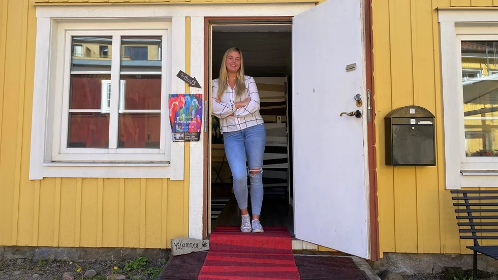 Camilla vid en av lokalens entréer. 
