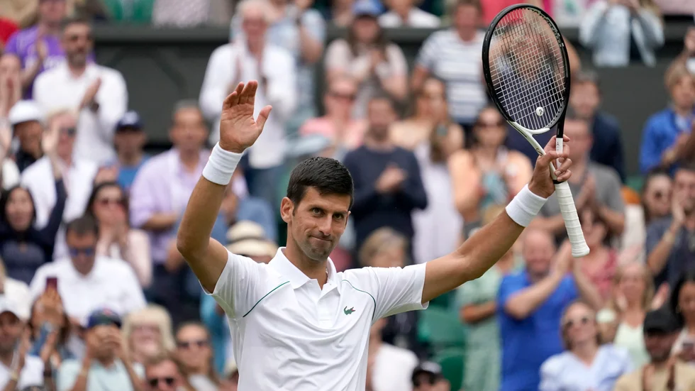 Novak Djokovic firar segern i Wimbledon över landsmannen Miomir Kecmanovic.