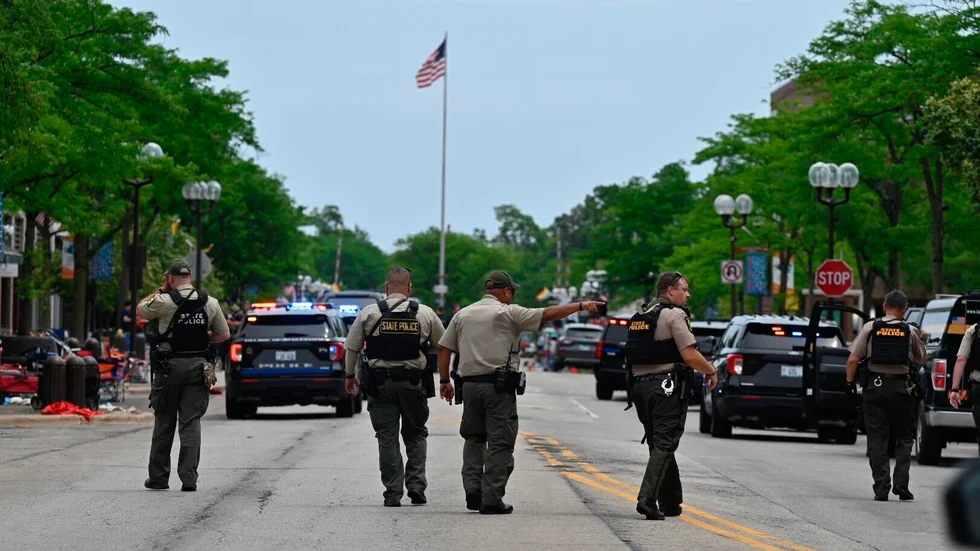Poliser på plats i Highland Park utanför Chicago, där flera människor skjutits ihjäl.
