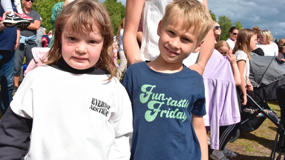 My Lindgren och Valter Sångberg, här i väntan på Annika Herlitz som gör rösten Elsa i filmerna Frost och Frost 2.