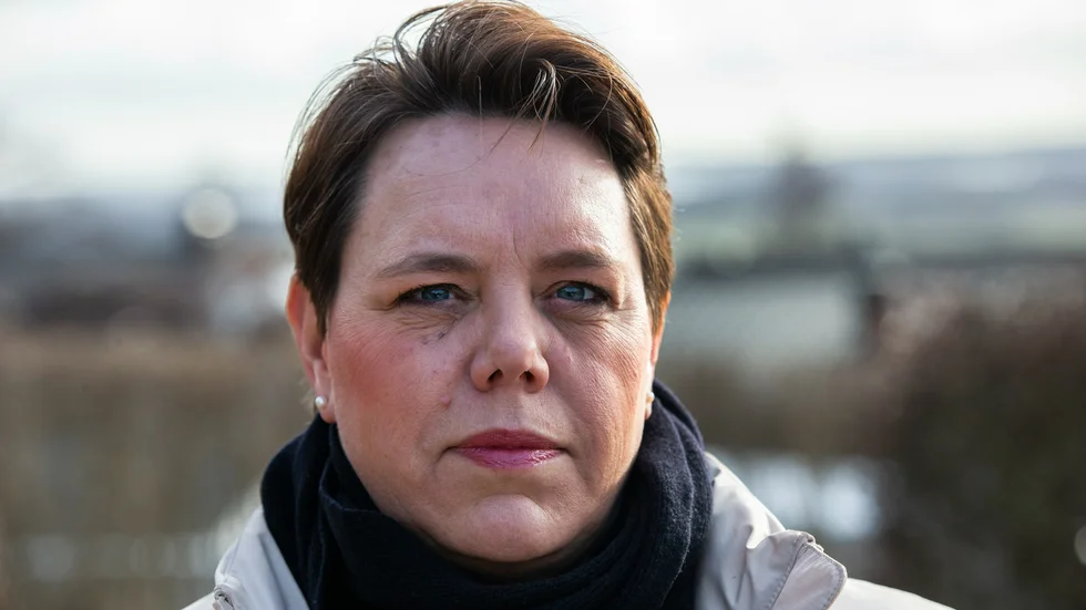 Marie Morell och Moderaterna uppmanar C att kapa banden till Socialdemokraterna i regionen. 