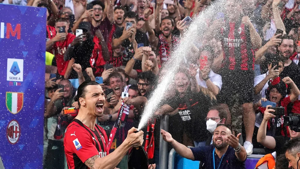 Zlatan Ibrahimovic firar efter att Milan vann ligatiteln tidigare i somras. Nu uppges han förlänga kontraktet med ett år.