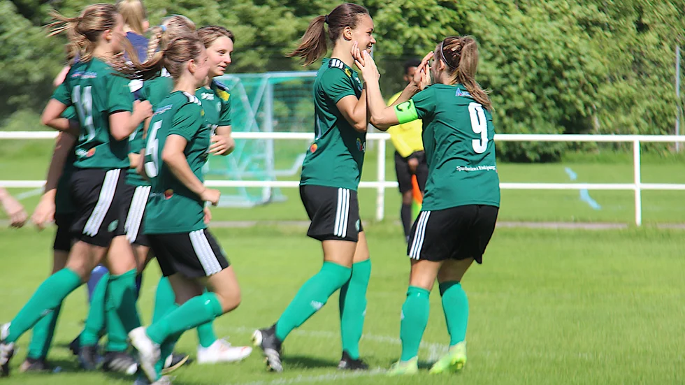 ESK:s Riki Isaksson,till väster och Ida Ackelman, till höger och 2-0-skytten Sheela Da Silva.