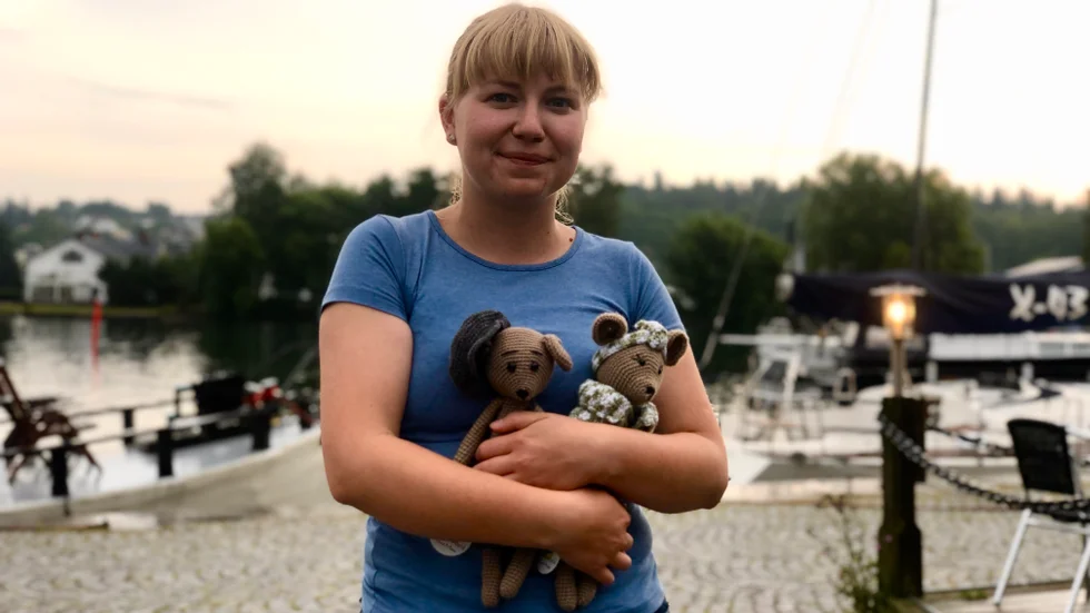 När Julia Radzevilo väntade sin dotter, började hon att virka gosedjur. I höstas tog hon upp hobbyn och nu virkar hon djur på löpande band, som hon kallar för "Julias värld". Med hjälp från volontären Ingela Lindefelt, säljer hon de virkade djuren på marknader i Motala och i Vadstena. Nästa stopp är Hantverksmarknaden den 20 augusti. "Jag är väldigt imponerad över hur Julia orkar med allting, men det skulle underlätta för henne om hon kunde få en cykel så hon kan skjutsa Margot", säger Ingela. 