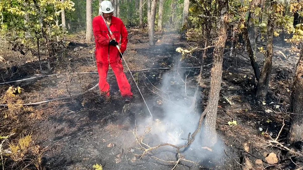 På torsdagsförmiddagen pågick fortfarande eftersläckningsarbetet i skogen utanför Tuna. Manskapet har arbetat hela natten med släckningsarbetet.