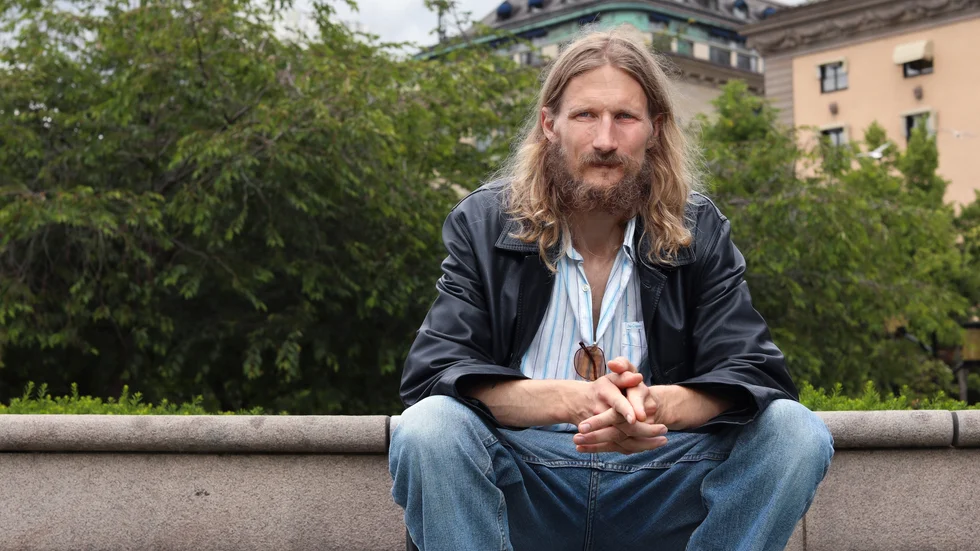 Marcus Berggrens debutroman "En bra plats i skallen" har bevarat hans patenterat uppkäftiga komikerprosa. Resultatet är oväntat personligt och ärligt.