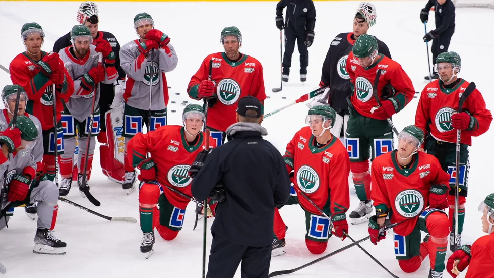 Frölundas spelae lyssnar på sin tränare Roger Rönnberg inför ett träningspass. I kväll väntar match mot Visby Roma.