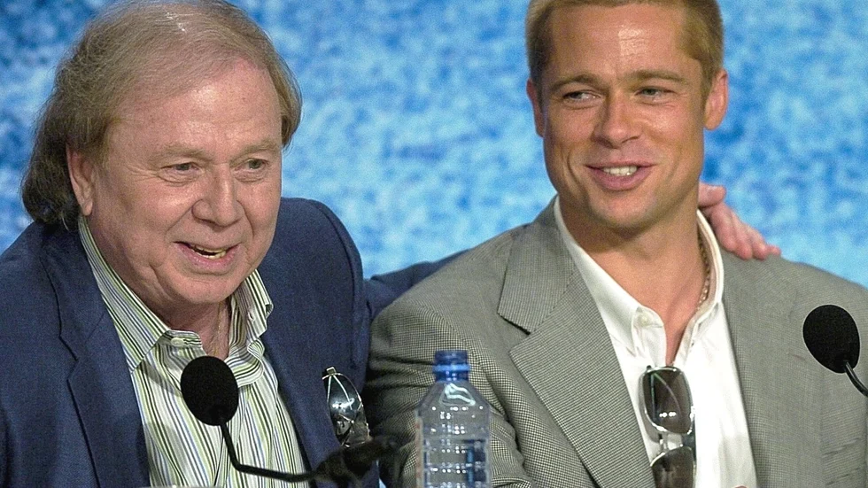 Den tyske regissören och manusförfattaren Wolfgang Petersen har avlidit. Här tillsammans med skådespelaren Brad Pitt vid lanseringen av filmen "Troja" i Cannes 2004.