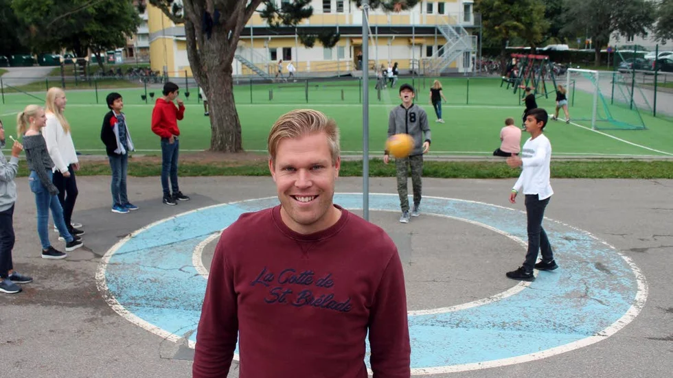 Daniel Carlsson Friberg kan vara med och ta Mjölby AI tillbaka till division 3 i höst. Tränaren brinner både för ortens fotboll, och att bygdens barn och unga ska röra på sig mer. "Det har blivit för stillasittande", säger idrottsläraren.