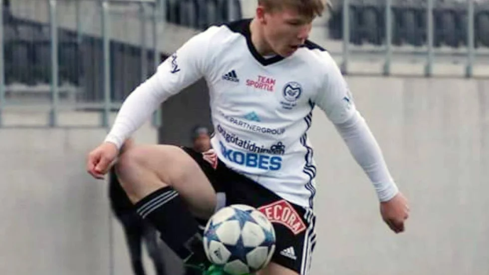TILL FEMMAN. Oscar Knutsson är en av spelarna i Motala AIF:s framgångsrika lag för pojkar födda 2001. Nu går han till spel i femman med Borensberg där han får brorsonen som tränare.