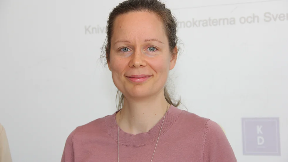 Matilda Hübinette (Knivsta.nu) svarar att de jobbar för att en lågprisbutik ska vara på plats före nästa val, som hålls i september 2026.