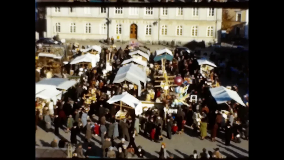 Jo, nog var det kanske lite mer livat på marknaderna på torget i Vimmerby förr. I bakgrunden skymtas stadshotellet.