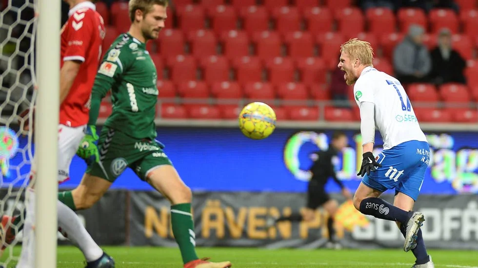 Kalle Holmberg på väg bort mot IFK:s tillresta fans för att fira tre poäng. Ett drömmål avgjorde till Pekings fördel i Kalmar.