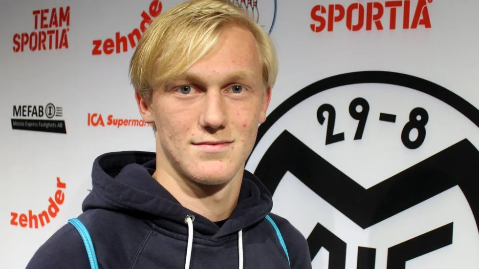 MED DIREKT. Nyförvärvet från Boren, 17-årige Oliver Blomdahl, går direkt in i Motala AIF:s trupp till lördagens hemmamatch mot Värmdö i division 2.
