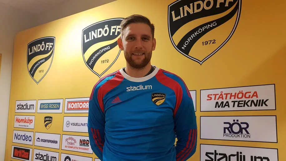 Hannes Abrahamsson tar plats i LIndös mål.