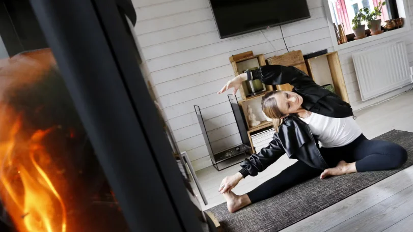 Favoriten är en stunds yoga nära den sprakande kaminen. Maria gör yoga varje dag, inte alltid så långa sekvenser, men hon ser till att det blir av.