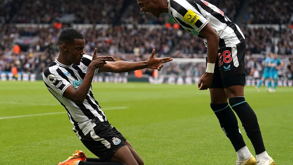 Alexander Isak (t.v) firar ett av sina två mål mot Tottenham.