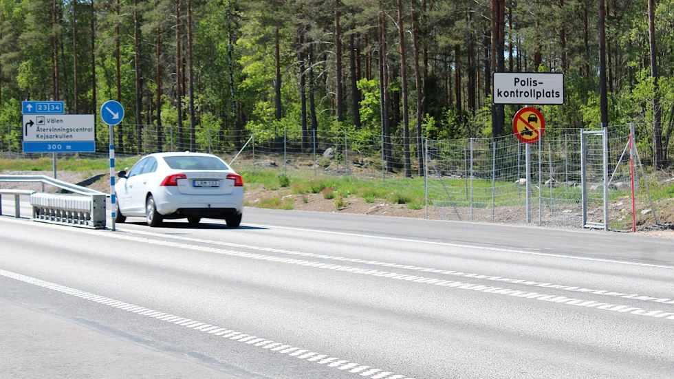En del trafikanter har reagerat på förbudsskyltarna som satts upp vid poliskontrollplatserna.