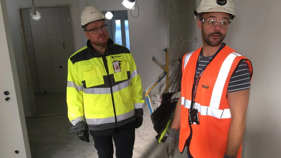 Roger Yrjas, marknadsområdeschef på Riksbyggen i Uppsala, tillsammans med Martin Degeryd, projektchef på Skanska i Uppsala är nöjda med statisken över antalet arbetsplatsolyckor på byggena längs Råbyvägen i Uppsala.