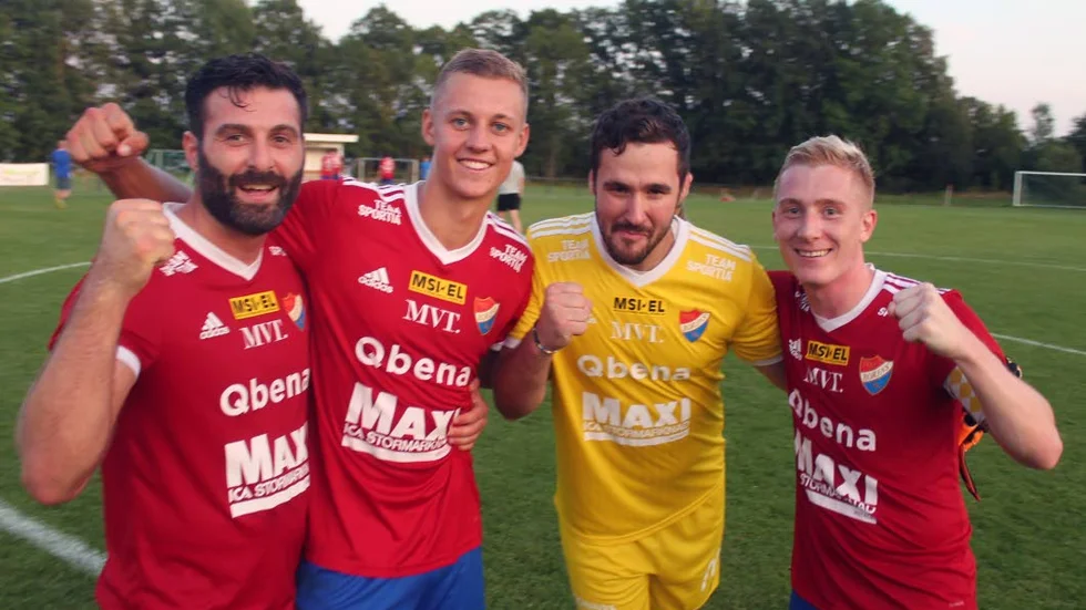 Det var det röda laget som fick jubla efter måndagens  Motaladerby på Borens IP. 1–0 till Boren mot IFK Motala och här ses målskytten Gabi Morad tillsammans med David Lantz, Andreas Wickström och Haris Asic.