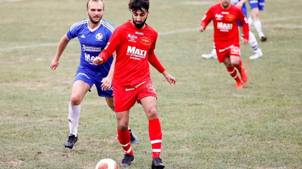 Målskytt. Mohammad Kalash inledde målskyttet för Syrianska när man besegrade Härnevi borta  med 2–1. Här jagas han av Härnevis Ludwig Taxén.