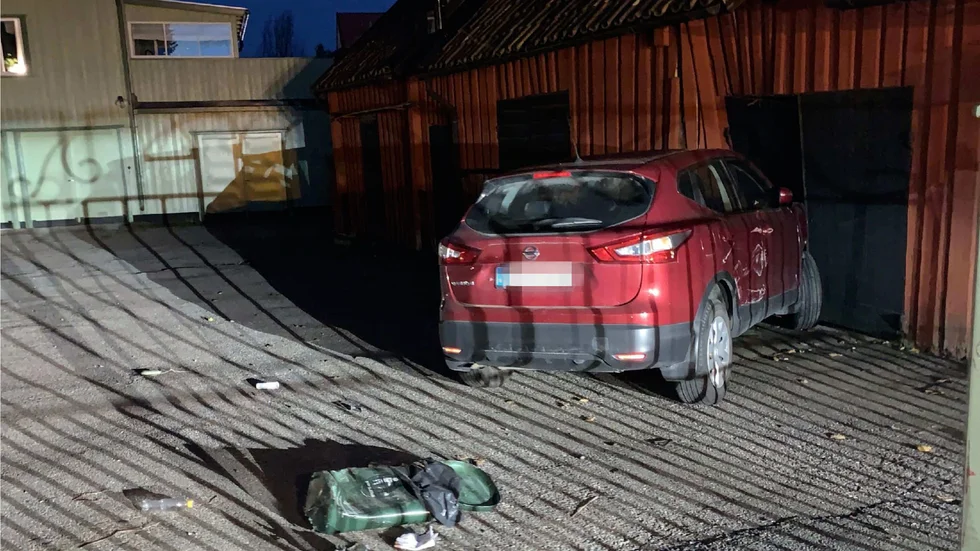 Färden slutade med att bilen kraschade in i ett uthus bredvid Ica-parkeringen i centrala Östhammar.