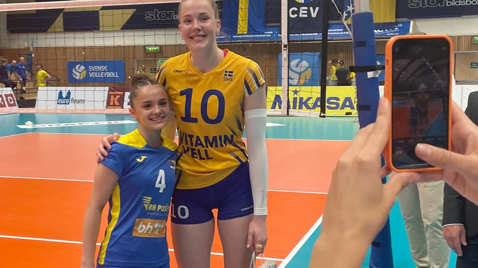 Den svenska världsstjärnan Isabelle Haak fick efter segern mot Bosnien-Hercegovina i European Golden League (3–1 i set) ställa upp och bli fotograferad tillsammans med motståndarna.