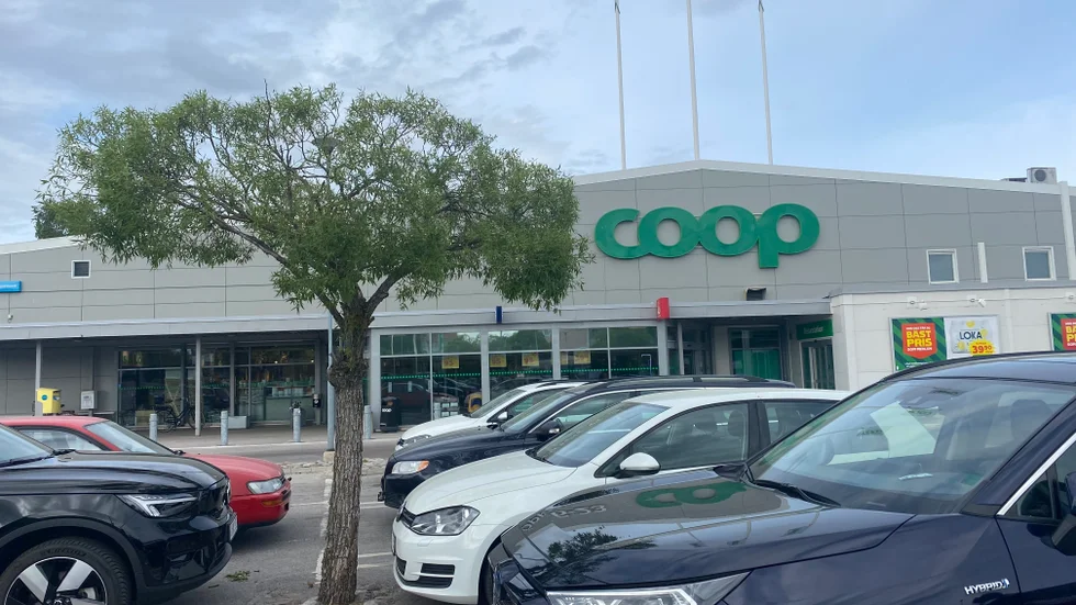 Två unga män döms efter en misshandel på Coops parkering.
