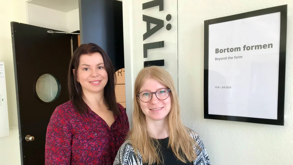 Monica Sandberg och Evelina Utterström, två av avgångseleverna från konstnärliga kandidatprogrammet i grafisk design vid Luleå tekniska universitet, som ställer ut normbrytande grafisk design på Norrbottens museum.