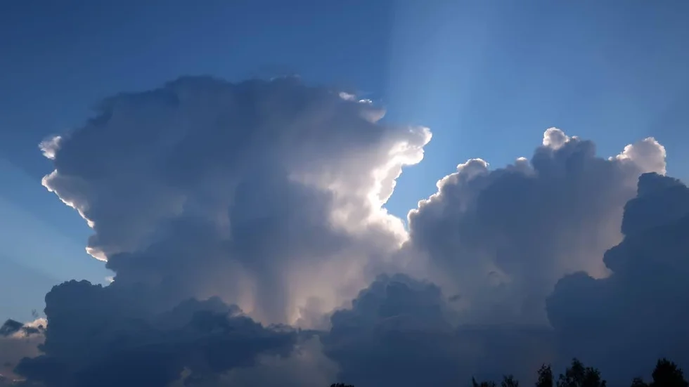 Kommer strax. Tunga åskmoln över himlen. Marita Holmvall i Boden tog bilden strax innan åskvädret i fredags, den 3 augusti.
