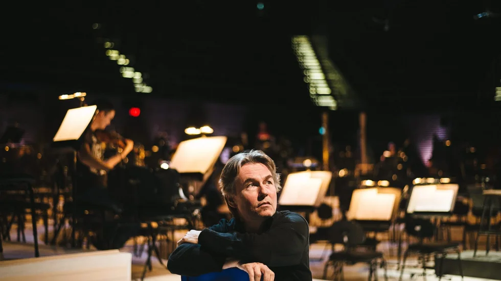 Finländska dirigenten och tonsättaren Esa-Pekka Salonen dirigerar under årets Nobelpriskonsert i december. Pressbild.